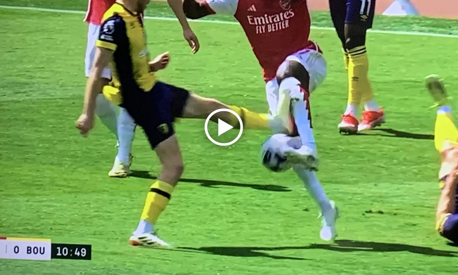 VIDEO: Saka bị cầu thủ Brentford phạm lỗi thô bạo, trọng tài ngó lơ khiến CĐV Arsenal phẫn nộ 