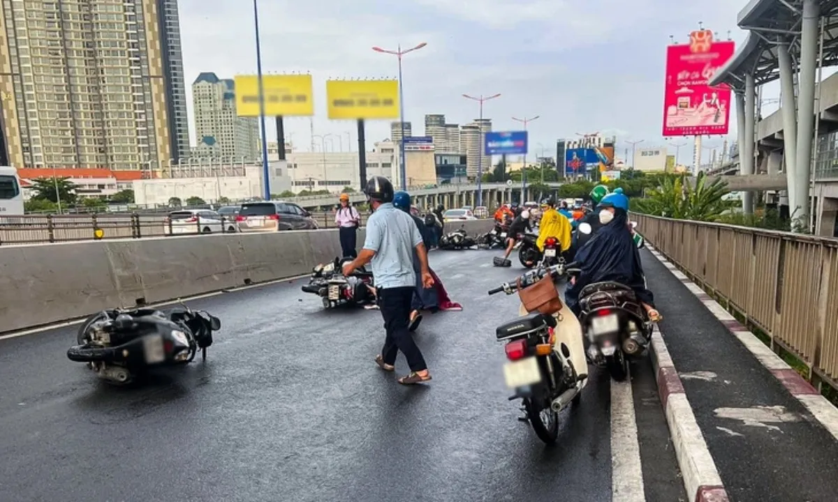TPHCM xuất hiện mưa giải nhiệt, nhiều người đi xe máy té ngã trên cầu Sài Gòn 