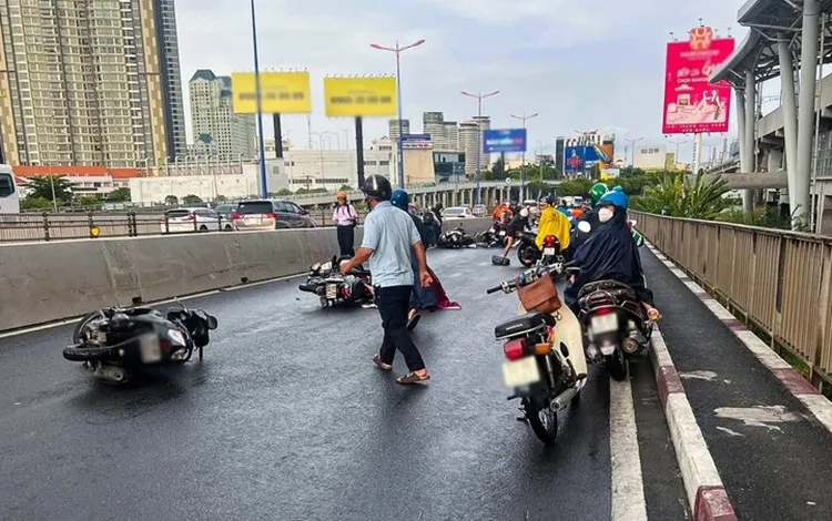 Sau cơn mưa sáng nay, xe máy trượt té ào ào trên cầu Sài Gòn