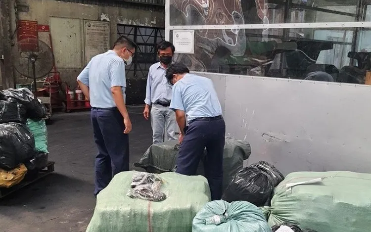 TPHCM: Tạm giữ gần 8 tấn thực phẩm đông lạnh không rõ nguồn gốc