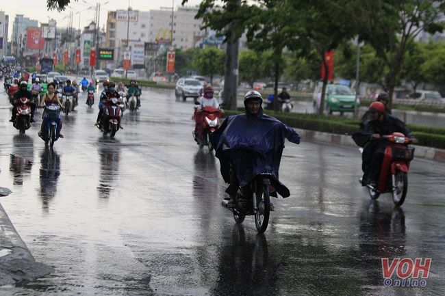 Bắc Bộ đón mưa rào và dông, Nam Bộ nắng nóng gay gắt