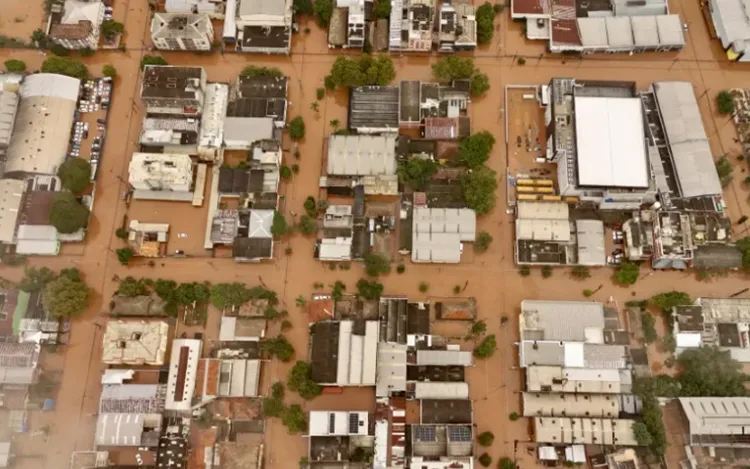 Nhìn từ trên cao những con phố ngập lụt tại khu phố Navegantes ở Porto Alegre, bang Rio da Grande do, Brazil 