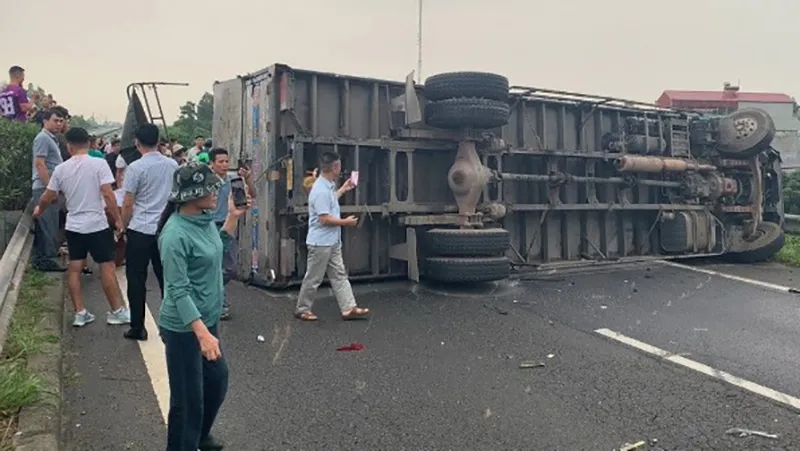 Xe tải lật làm 6 ô tô tông nhau trên cao tốc Nội Bài - Lào Cai