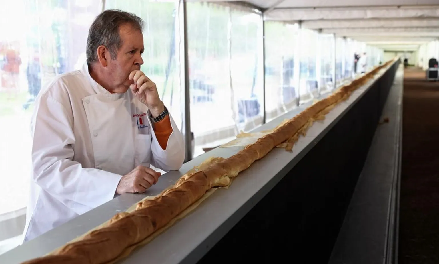 Chiếc bánh mì baguette dài hơn 140 mét của Pháp lập kỷ lục thế giới 