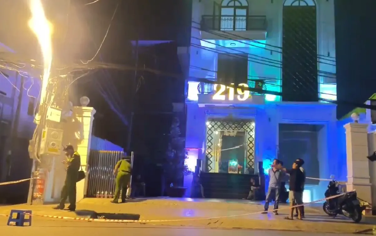 Đòi tiền khách, nam nhân viên quán karaoke bị đâm chết