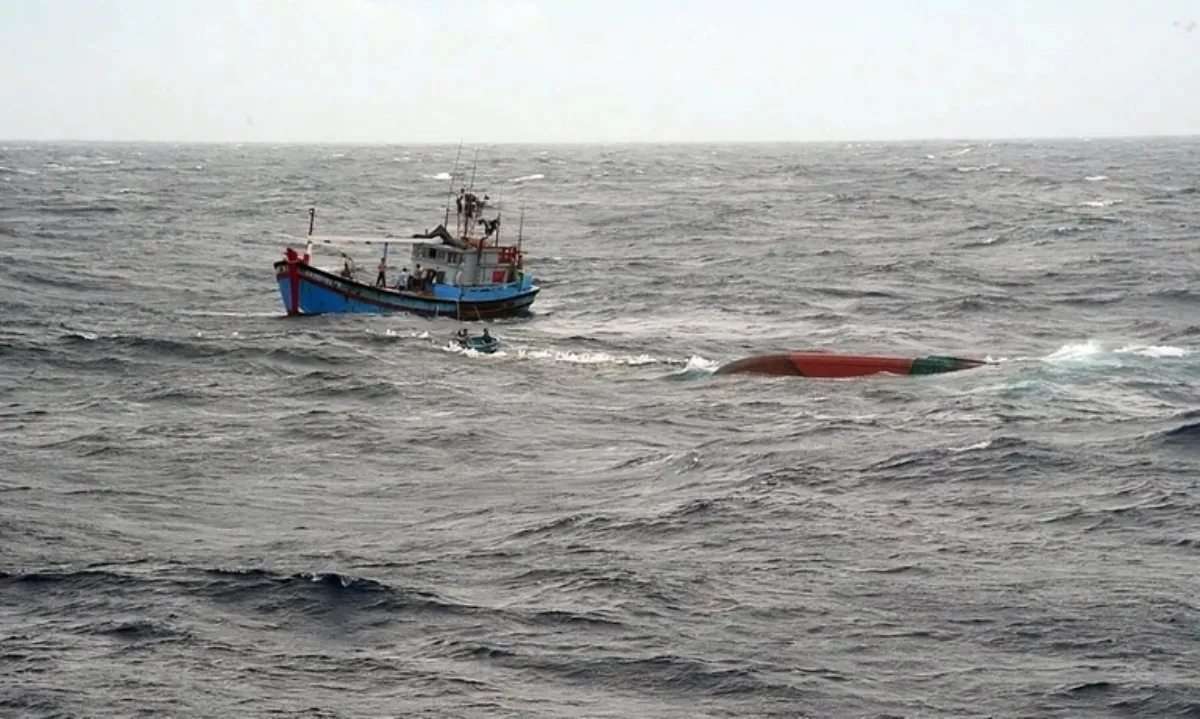 Quảng Bình: Bốn tàu gặp nạn, nhiều người mất tích