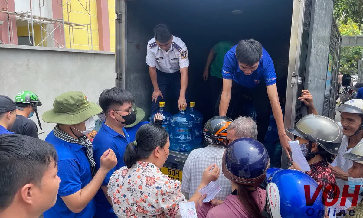 Bộ Tư lệnh Vùng Cảnh sát biển 3 phối hợp cung cấp nước ngọt cho nhân dân Bến Tre