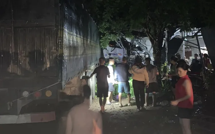 Xe tải lao vào nhà dân ở Sơn La, 1 người chết, 6 người bị thương