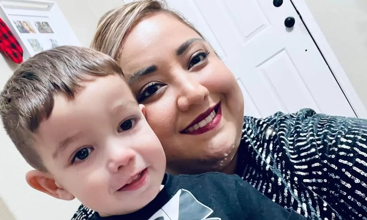 Mỹ: Quẫn trí, người mẹ bắt con trai nói 'tạm biệt bố' trước máy quay rồi bắn con và tự sát