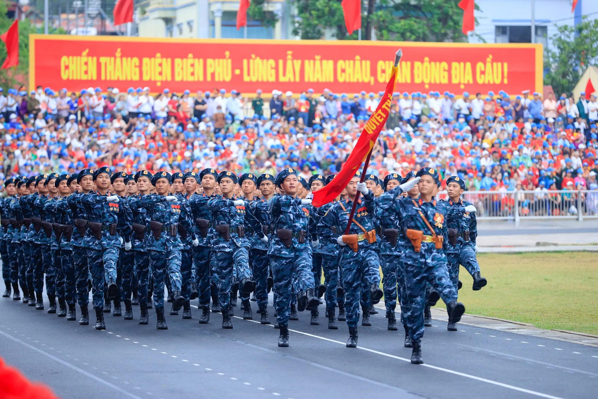 Khoi luc luong tac chien tren khong gian mang