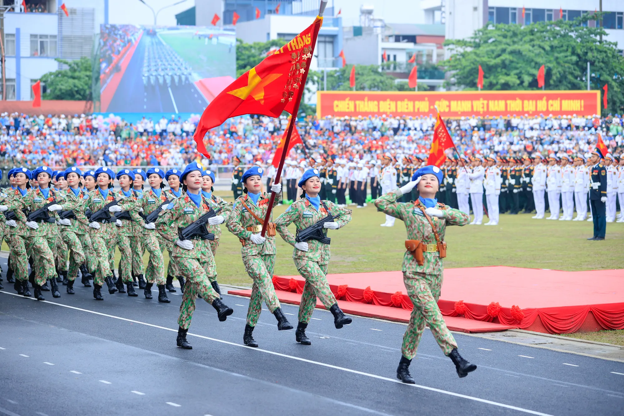 Khoi nu si quan luc luong gin giu hoa binh