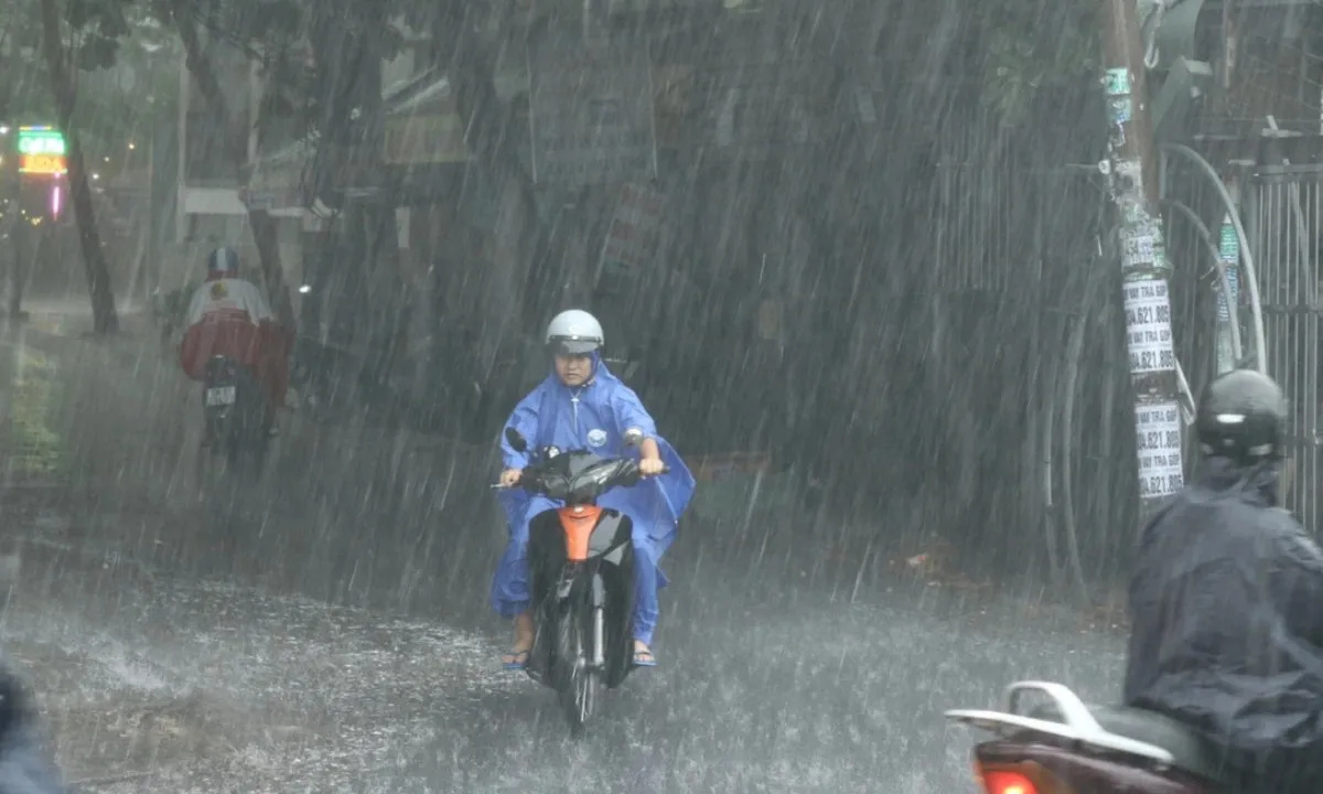 TPHCM mưa lớn, nhiều tuyến đường ngập nặng 