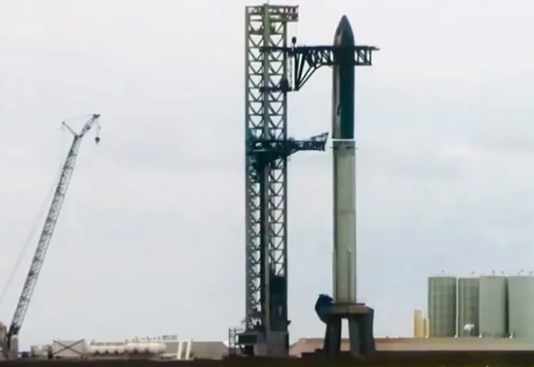 Starship là hệ thống tên lửa lớn nhất từng được chế tạo. Được chụp tại đây tại cơ sở Starbase của SpaceX ở Boca Chica, Texas, vào ngày 10 tháng 3 năm 2024  Ảnh chụp màn hình  WAI X 