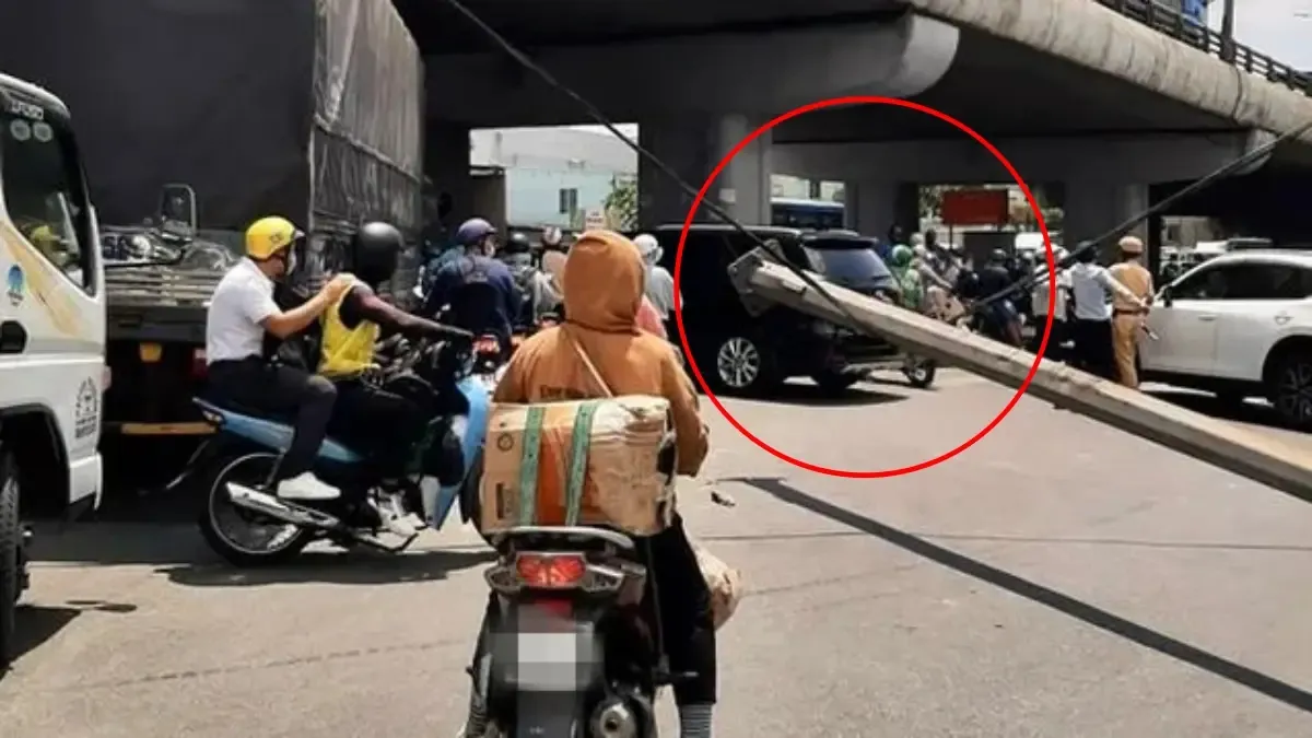 TPHCM: Trụ đèn chiếu sáng ngã đổ làm 1 phụ nữ bị thương