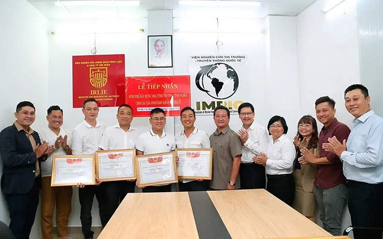 TS Hồ MInh Sơn trao bằng khen cho doanh nghiệp, cá nhân tài trợ xây dựng nhà tình thương ở Bến Tre