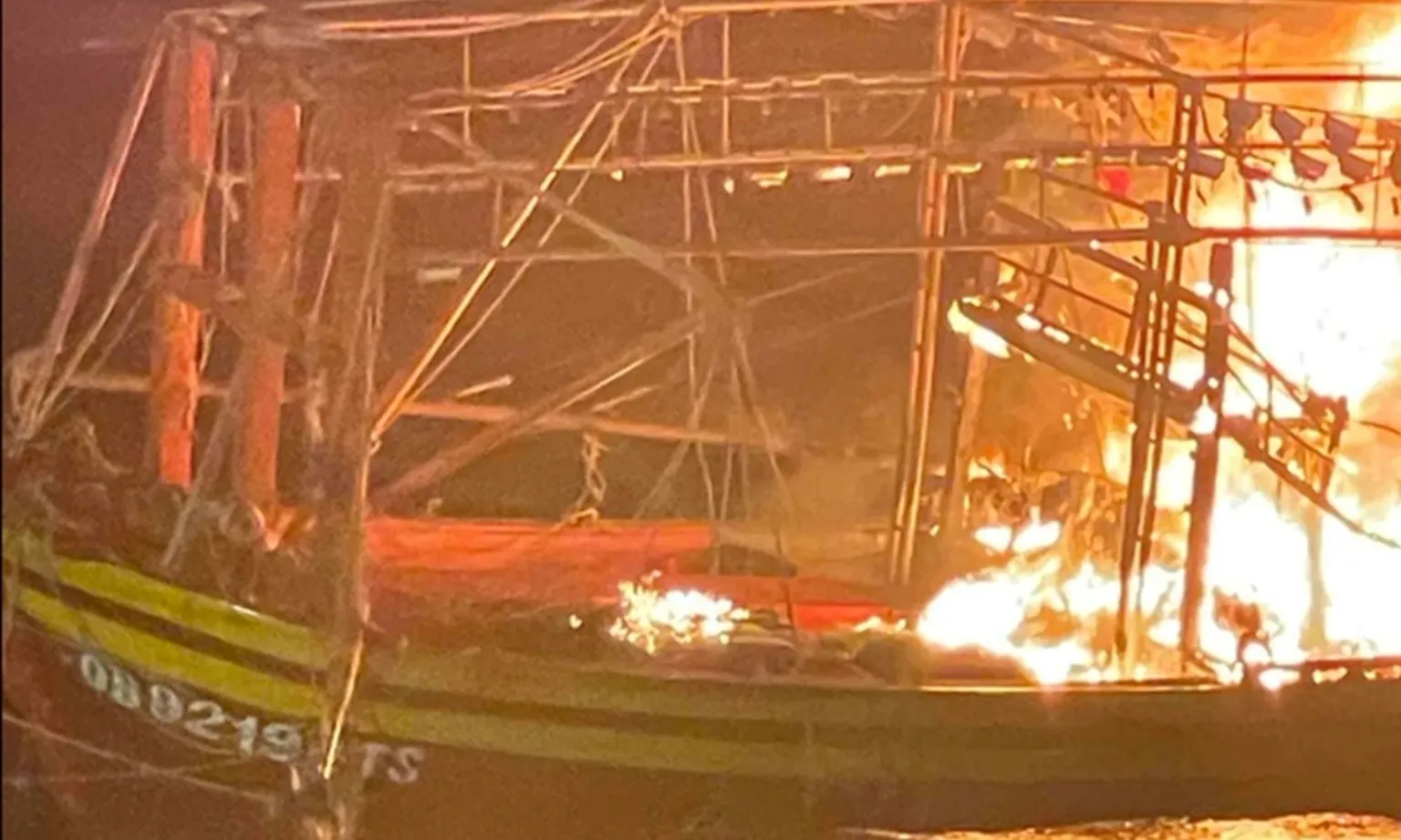 Quảng Bình: Tàu cá bốc cháy gần đảo Cồn Cỏ, 7 ngư dân thoát nạn