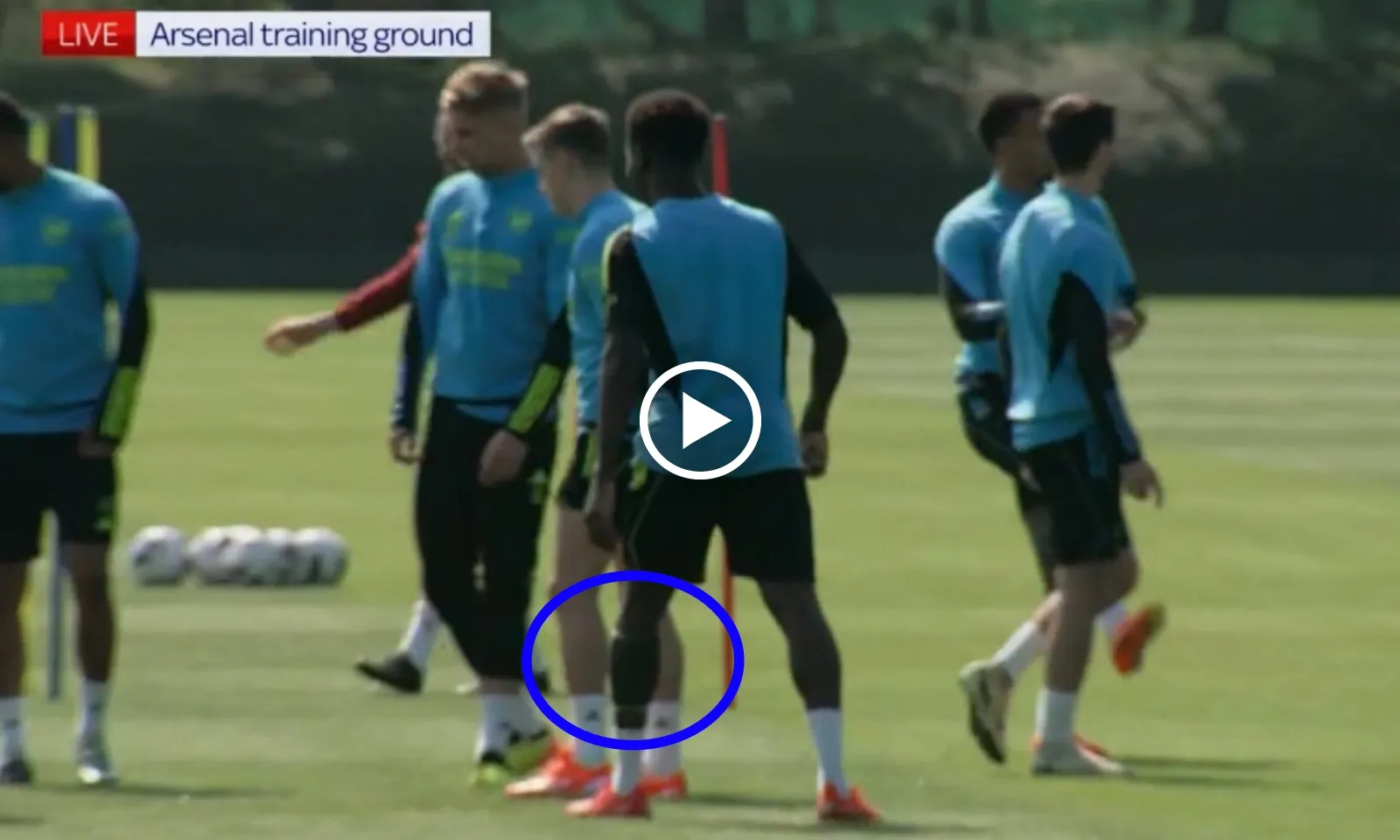 VIDEO: Saka phải đeo đai bó chân, 1 sao Arsenal vắng tập trước đại chiến MU