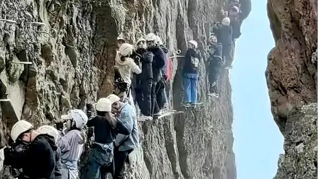 Tắc đường trên vách đá dựng đứng ở Trung Quốc