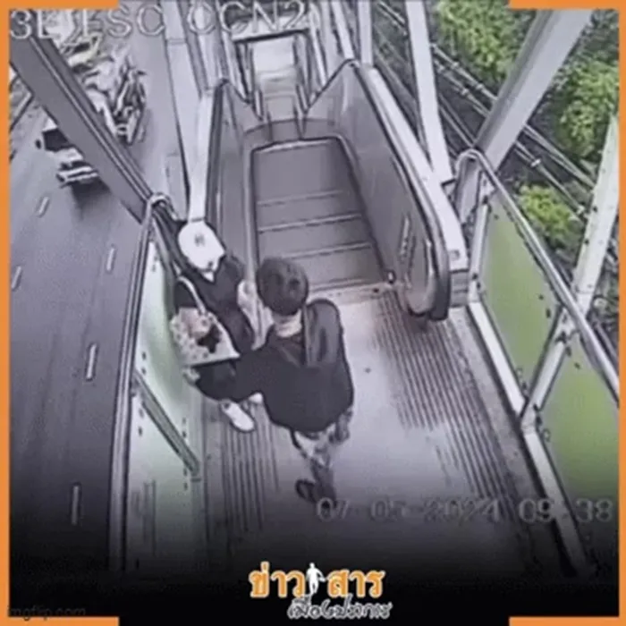 Cô gái suýt bị cưỡng bức tại bến tàu điện trên cao