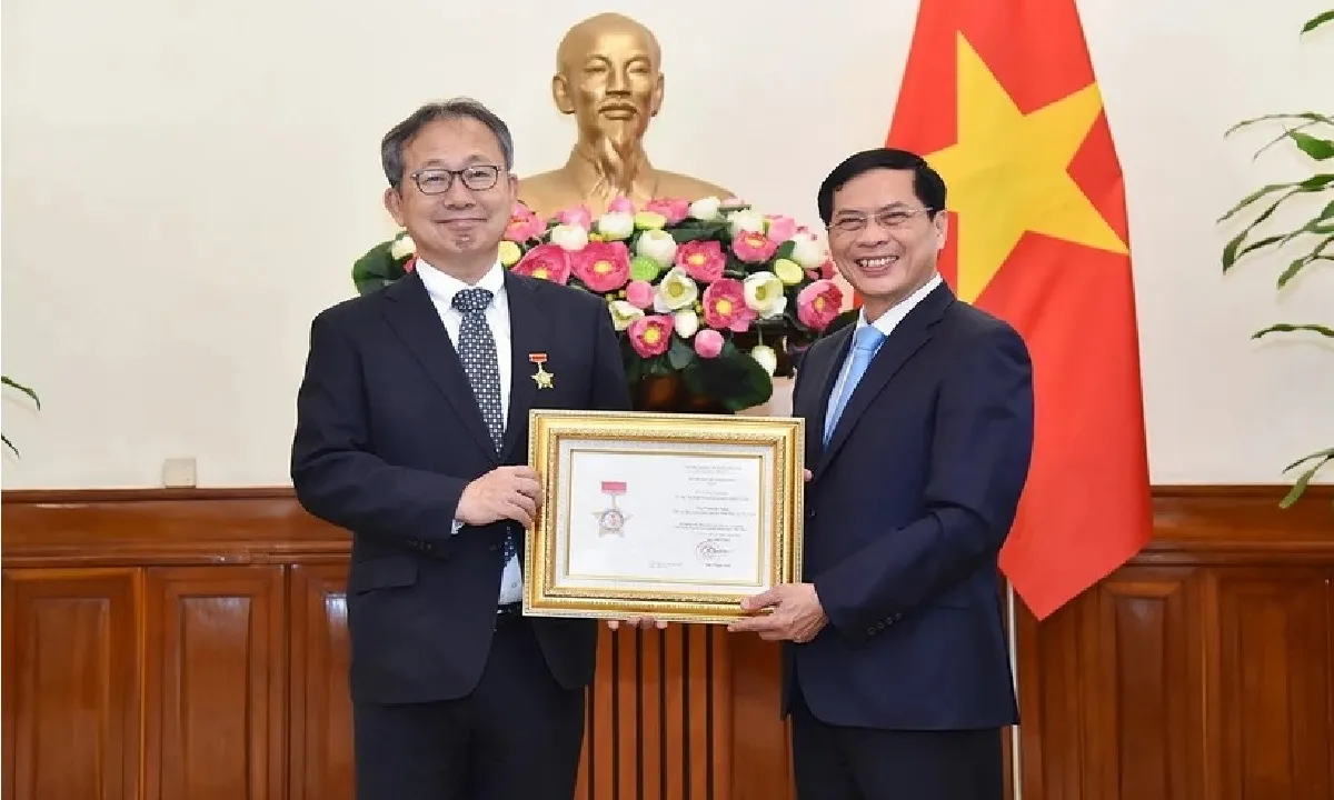 Đại sứ Nhật Bản nhận Kỷ niệm chương Vì sự nghiệp ngoại giao Việt Nam