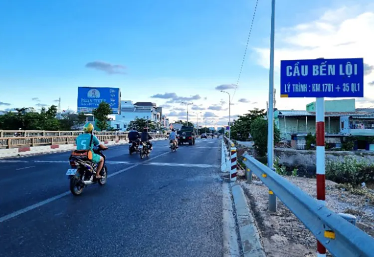 Cầu Bến Lội trên QL1 giáp ranh TP Phan Thiết và thị trấn Phú Long (huyện Hàm Thuận Bắc) nhiều năm khai thác xuống cấp, sắp được gia cố nhịp dầm cầu.