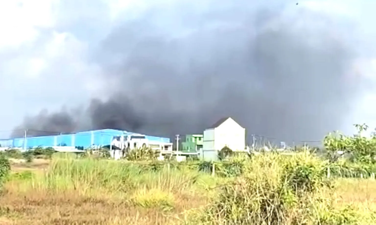 Khống chế kịp thời vụ cháy nhà máy xay xát lúa gạo ở Long An