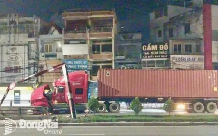 Xe container đâm lan can làm bít hầm chui ngã tư Vũng Tàu