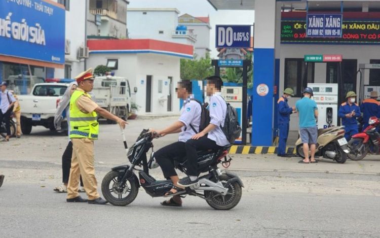 Đề nghị xử lý trách nhiệm người giao xe cho trẻ em chưa đủ tuổi lái