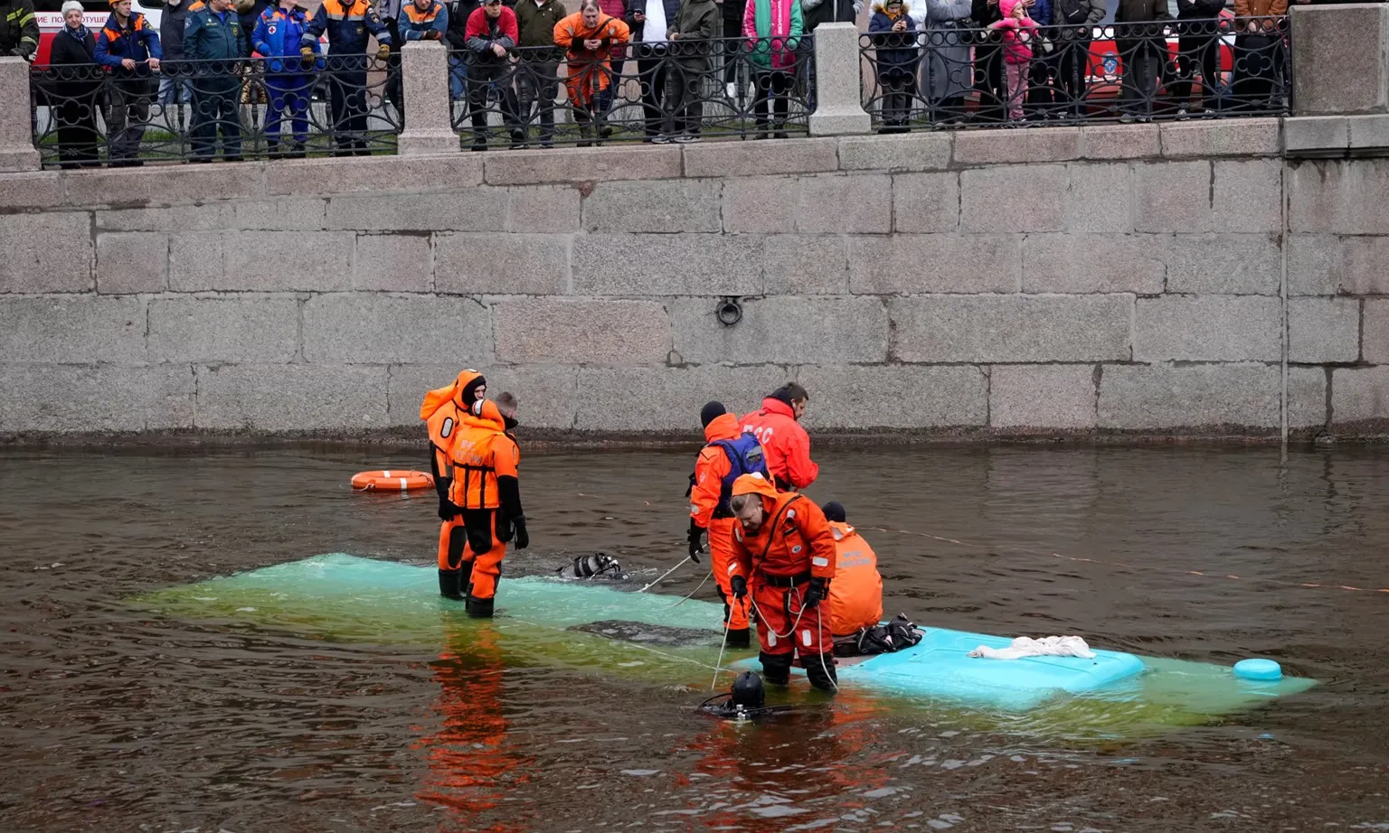 Nga: Xe buýt lao xuống sông ở trung tâm St Petersburg, ít nhất 3 người thiệt mạng