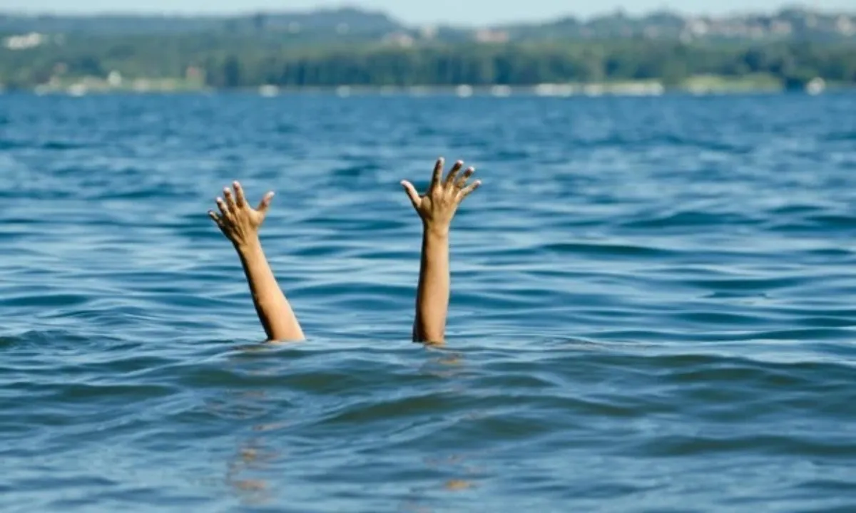 Quảng Nam: Bơi ra biển cứu bạn, nam sinh lớp 8 bị sóng cuốn mất tích