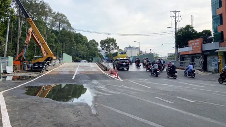 Thông xe cầu vượt tạm thứ 2 nhằm giảm ùn ứ cho Sân bay Tân Sơn Nhất 