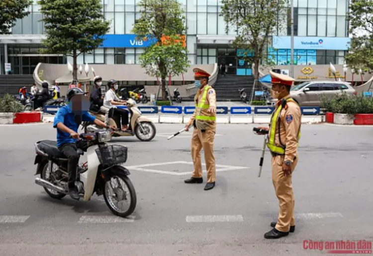 Tổ công tác của Đội CSGT số 7 kiểm tra nồng độ còn của người tham gia giao thông