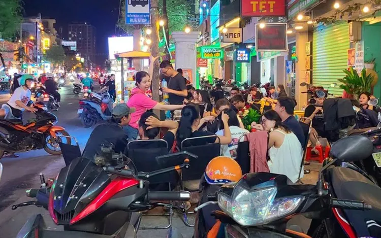 Hàng rong, xe đẩy lấn chiếm lòng đường ở TPHCM