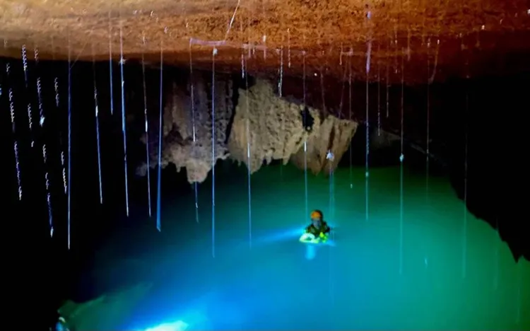 Khảo sát hồ nước bí ẩn ở Vườn quốc gia Phong Nha - Kẻ Bàng