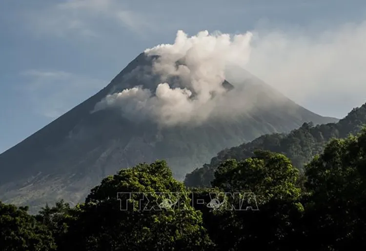 Lũ quét và núi lửa Marapi phun dung nham lạnh làm 12 người thiệt mạng