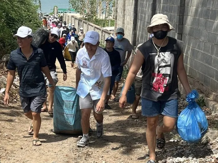 Rác, dầu vón cục dạt vào biển Mũi Né - Ảnh: TTO