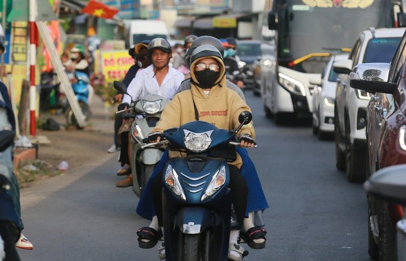 Điểm tin trưa 12/5: Nắng nóng là chủ đề bàn luận sôi nổi | Nhà hát Thủ Thiêm tiếp tục hoàn thiện