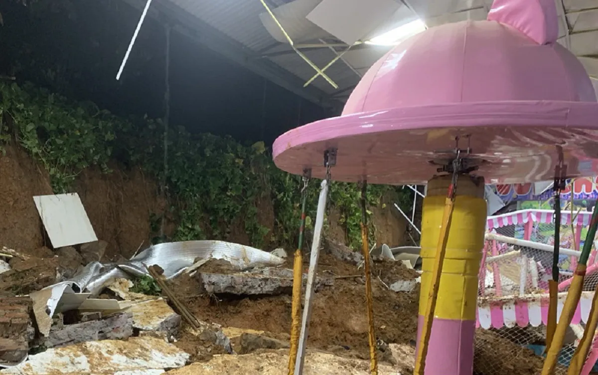 mua-lon-sat-lo-tuong do sap lam 3 tre em tu vong - cacc