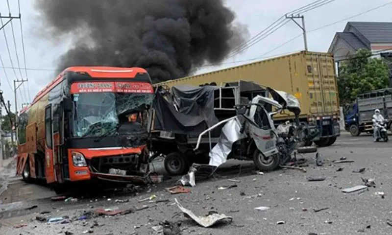 Xe container, xe tải, xe khách liên hoàn đụng nhau, làm 10 người bị thương