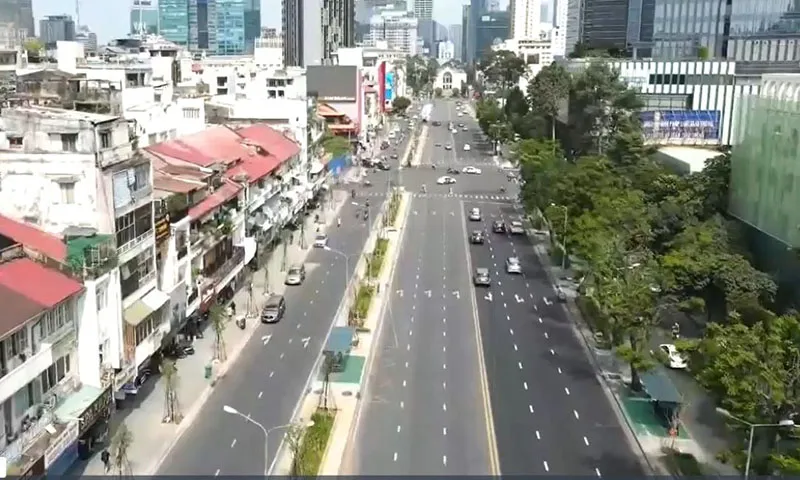 Cấm xe lưu thông vào làn ôtô trên đường Lê Lợi