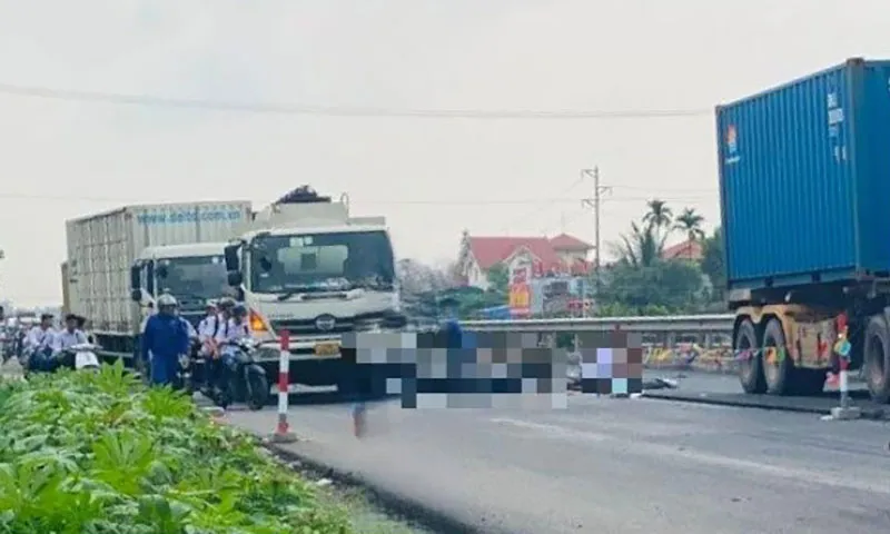 Học sinh chở nhau đi học bằng xe máy trợt té vào ô tô tải tử vong 3