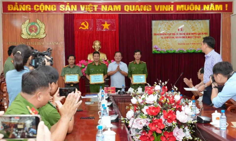 Khen thưởng đột xuất các tập thể phá nhanh vụ án bắt cóc đòi 10 tỷ đồng tiền chuộc