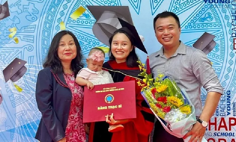 Con gái 8 tháng tuổi cùng mẹ nhận bằng Thạc sĩ