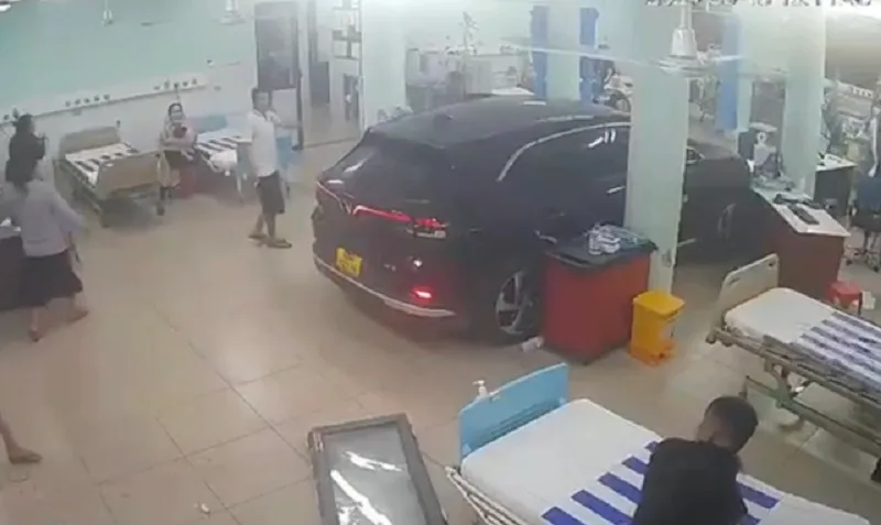 oto-lao-vao-phong-cap-cuu-dong-nai