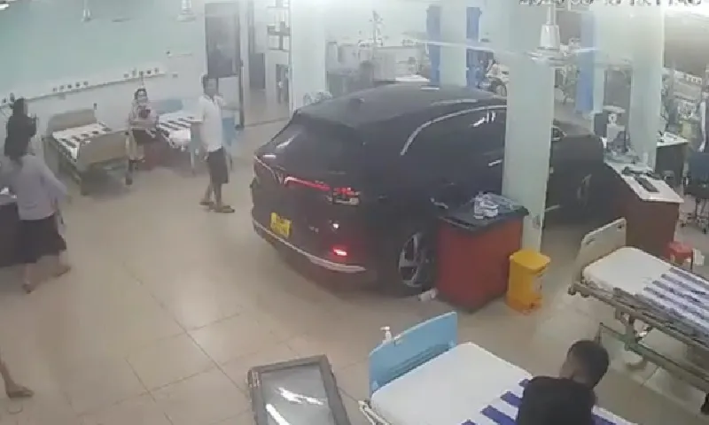Đồng Nai: Ô tô tông cửa “chui” vào giữa phòng cấp cứu bệnh viện nhi