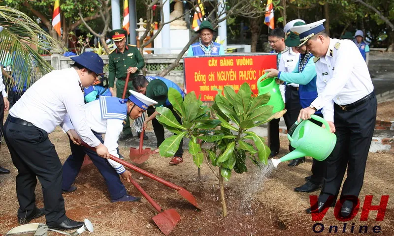 Truong Sa_Dc Nguyen Phuoc Loc trong cay luu niem-Anh Phuong Dung