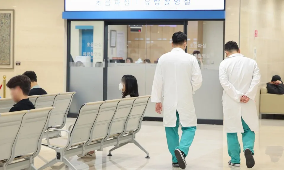 ‘Lương cao’ khiến bác sĩ tại Hàn Quốc không muốn tăng chỉ tiêu tuyển sinh?