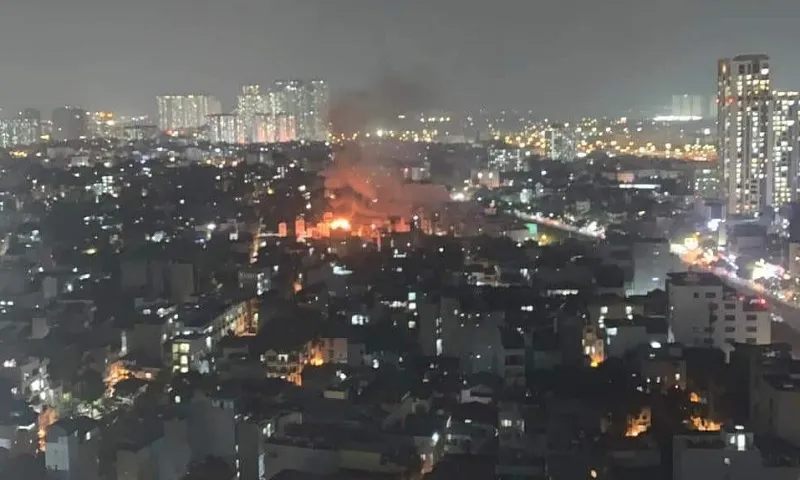 Hà Nội: Cháy căn nhà 3 tầng trong đêm