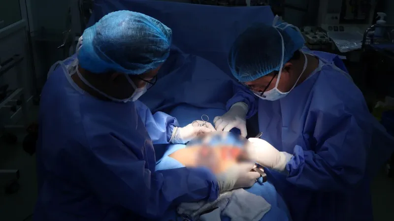 Nguoi dan ong bi heo tap rach co quan sinh duc phai phau thuat cap cuu 00