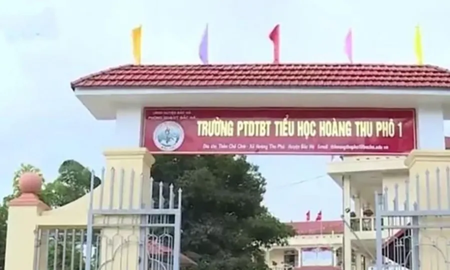 (Tin này đưa rồi) Hiệu trưởng bị khai trừ đảng do vụ 11 học sinh ăn 2 gói mì tôm chan cơm